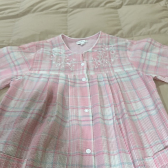 Miss Elaine M Pink Plaid snap front robe - Picture 4 of 9